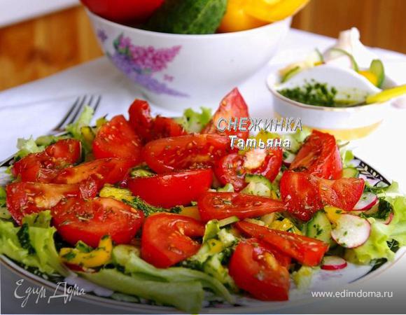 Салат из помидоров и огурцов с соевым соусом