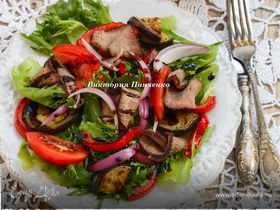Теплый салат с говядиной и запеченными овощами