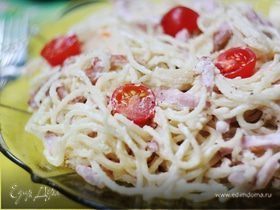 Спагетти с ветчиной и сливочно-сырным соусом