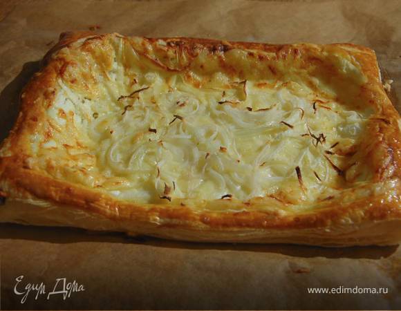 Луковый пирог с сыром и колбасой