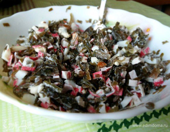 Слоёный салат с морской капустой и крабовыми палочками