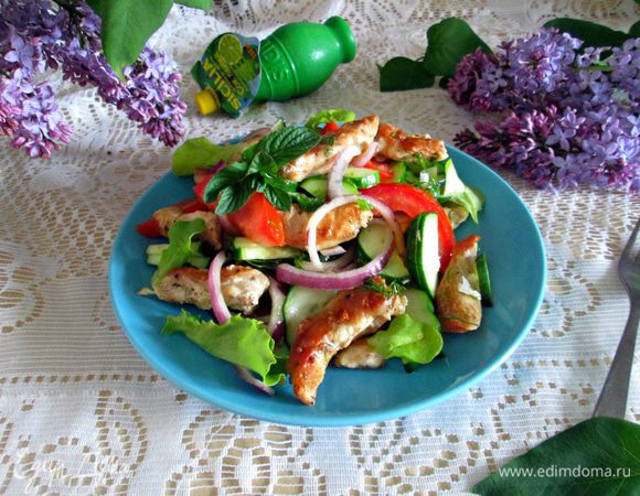 Легкий салат из свежих овощей и курицы
