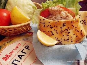 Балык экмек (лепешка с рыбой и овощами)