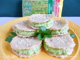 Рисовые сэндвич-крекеры с зеленым хумусом
