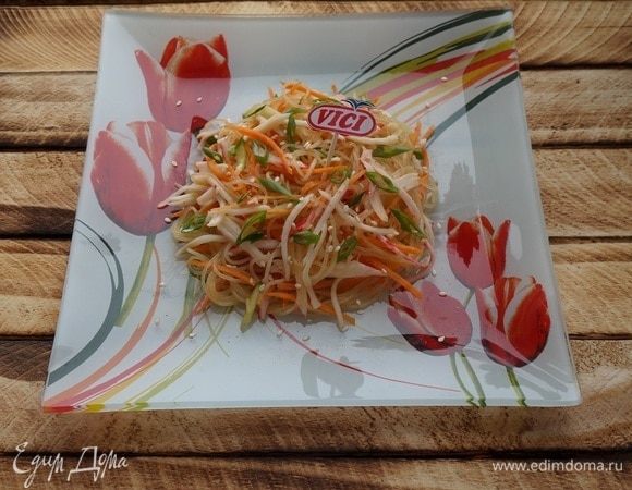 Слоеный салат Цезарь с крабовыми с креветками и крабовыми палочкам