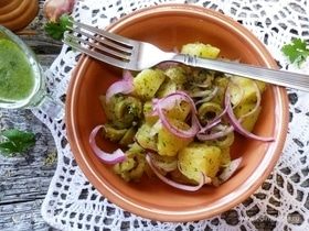 Картофельный салат с красным луком и оливками