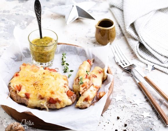 Куриное филе с сыром и помидорами в духовке по-французски
