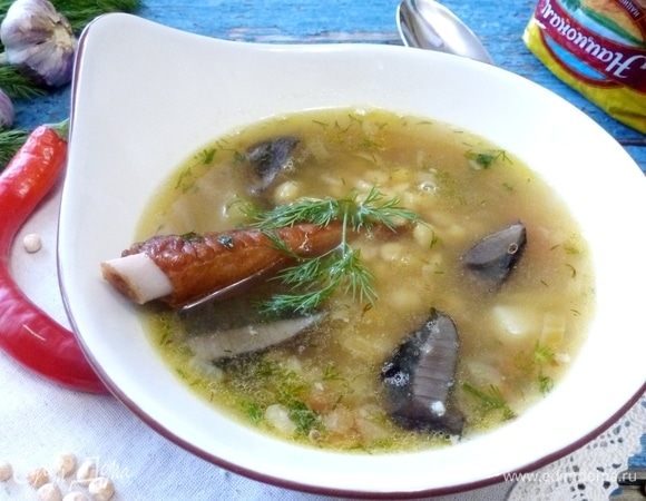 Гороховый суп с копченостями и грибами
