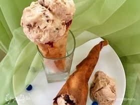 Мороженое с шоколадным пралине в блинных рожках