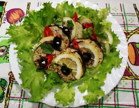 Салат из щуки с гренками и кунжутным соусом