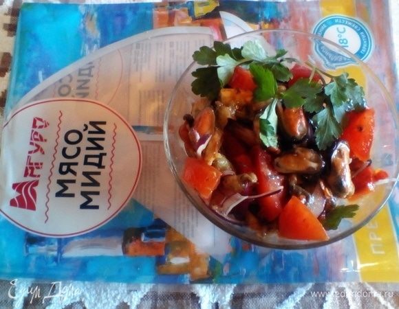 Теплый салат с мидиями, помидорами и кабачками. Рецепт с фото