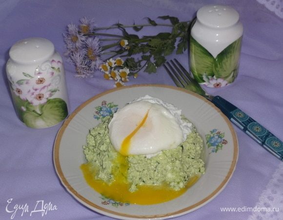 Яйцо пашот на зеленом творожном «облаке»
