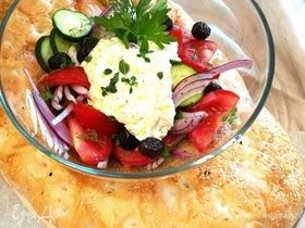 Греческий салат с заправкой из феты