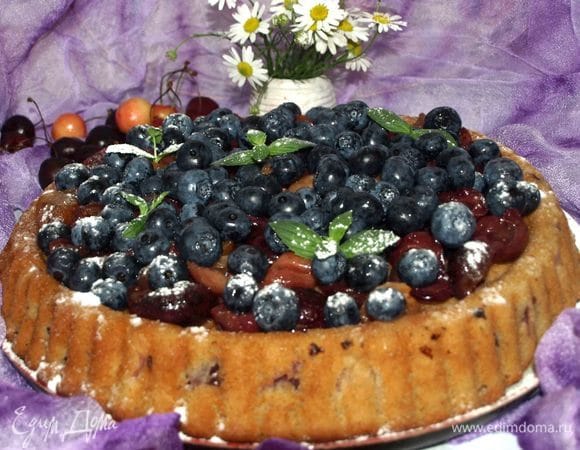 Пирог с черешней, голубикой и десертным вином