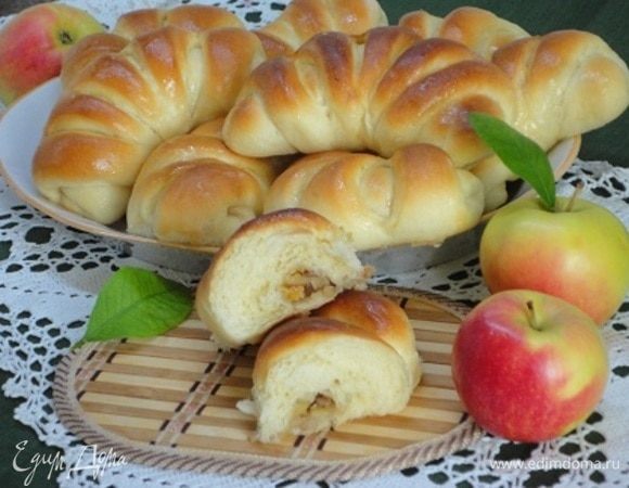 Пышные пирожки с яблоками в духовке
