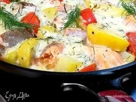 Горячая сковородочка с картофелем и лососем