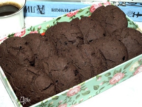 Шоколадное печенье с черной смородиной