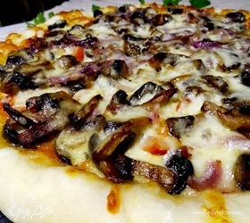 Пицца «Сочная Парма» с моцареллой, грибами и пармской ветчиной