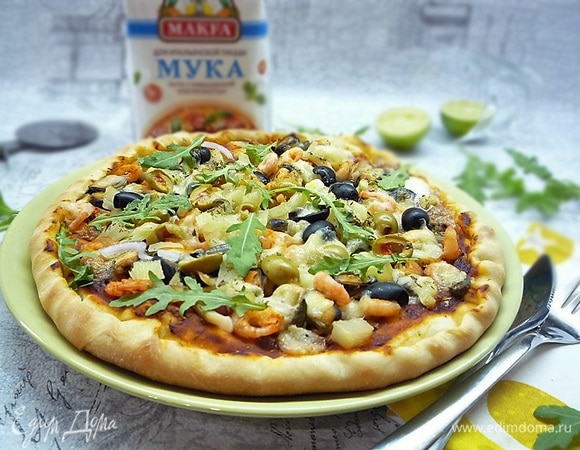 Пицца с морепродуктами и оливками и пикантным соусом