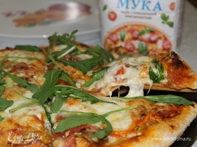Пицца с ветчиной, овощами и сырной корочкой
