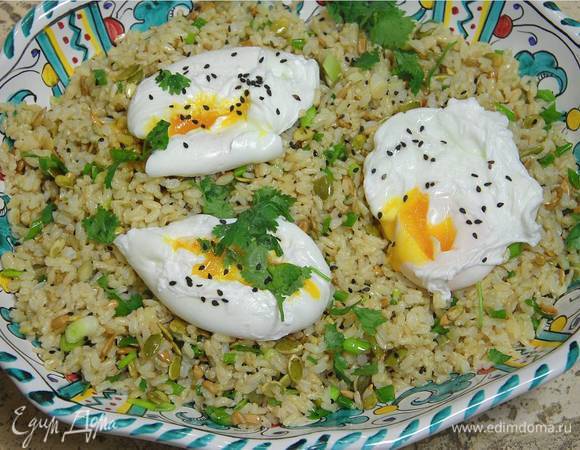 Рис с зеленым луком, семечками и яйцами пашот