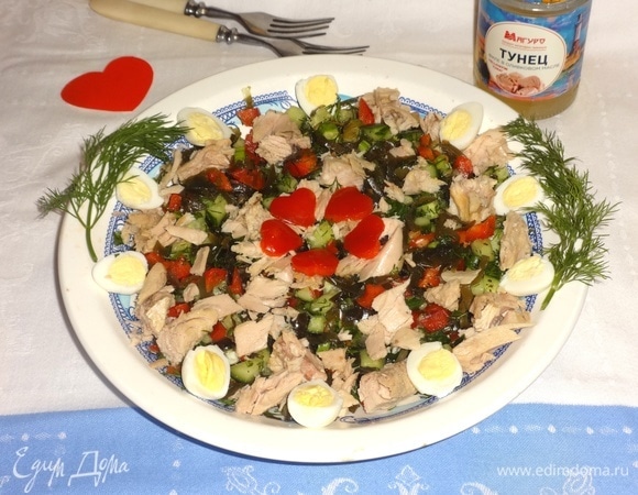 Овощной салат с тунцом и перепелиными яйцами