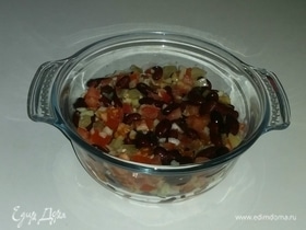 Салат из красной фасоли со смесью помидоров и лука