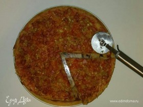 Пицца с маринованной колбасой