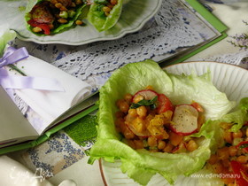 Ароматные лодочки с салатом из нута и свежих овощей