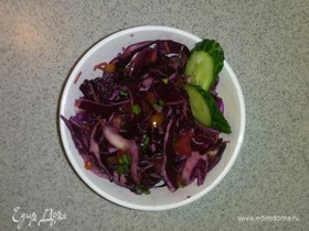 Салат из краснокочанной капусты и различных овощей