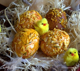 Яйца на Пасху в куркуме и рисе