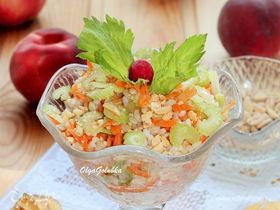 Рисовый салат с овощами и орешками