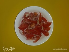 Салат из помидоров и маринованного лука