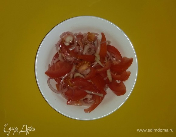 Салат с тунцом, овощами и оливками