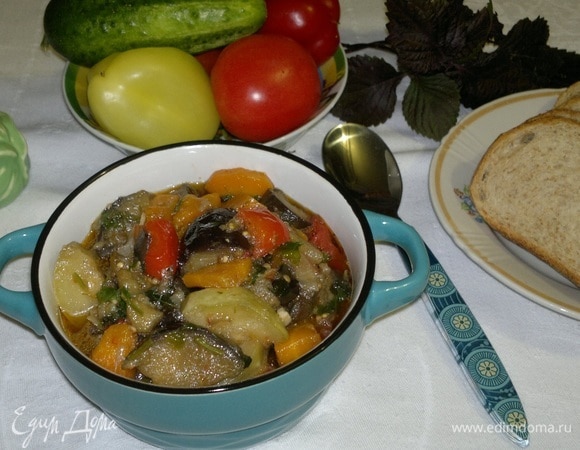 Как приготовить Овощное рагу с баклажанами, помидорами и перцем на зиму рецепт пошагово