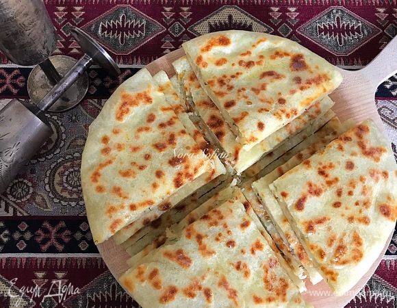 Лепешка с сыром и картофелем на сковороде