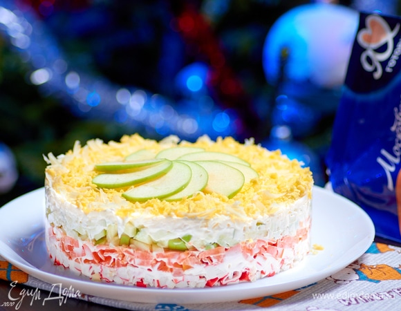 Салат с крабовыми палочками — 10 рецептов, которые украсят ваш праздничный стол