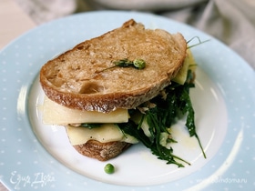 Теплый бутерброд с тунцом и сыром