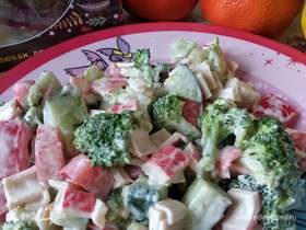 Салат с крабовыми палочками и брокколи