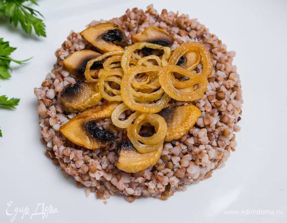 Рассыпчатая гречка с грибами и овощами: рецепт с фото - Лайфхакер