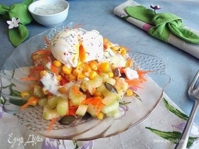 Салат с сельдереем, яйцом-пашот и заправкой из ряженки