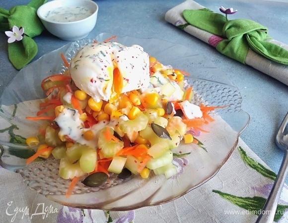 Салат с сельдереем, яйцом-пашот и заправкой из ряженки