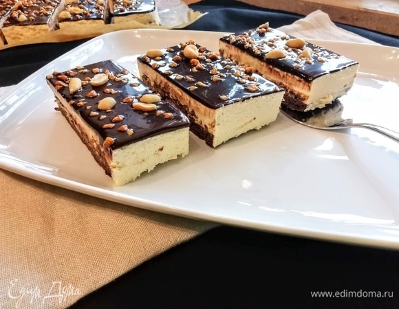 Шоколадно-ванильные пирожные с арахисом