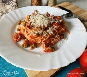 Спагетти с колбасками и зеленым горошком