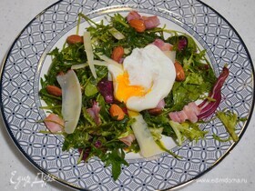 Яйца пашот с салатом и грудинкой