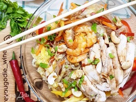 Тайский салат с фунчозой, курицей и манго