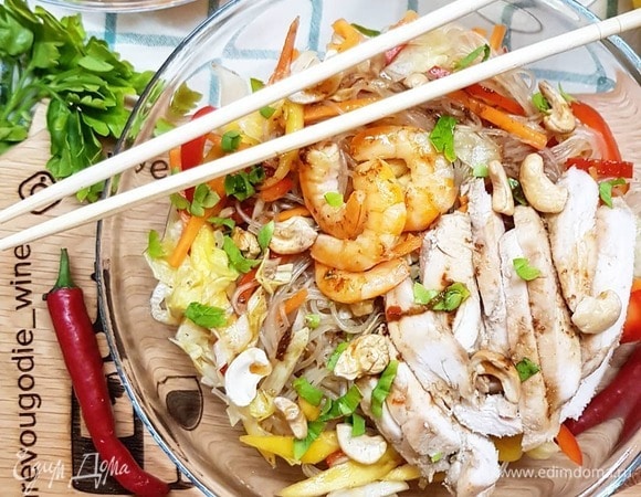 Салат из фунчозы («стеклянной» лапши) с курицей и овощами