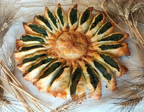 Пирог косичка из слоенного дрожжевого теста с творогом и шпинатом