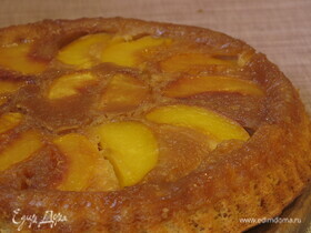 Пирог с персиками в карамели