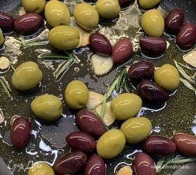 Теплые оливки с чесноком и розмарином